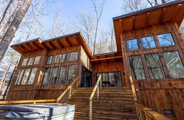 Sleeps 4 ~ Modern Cabin ~ Hot Tub ~ Pet Friendly