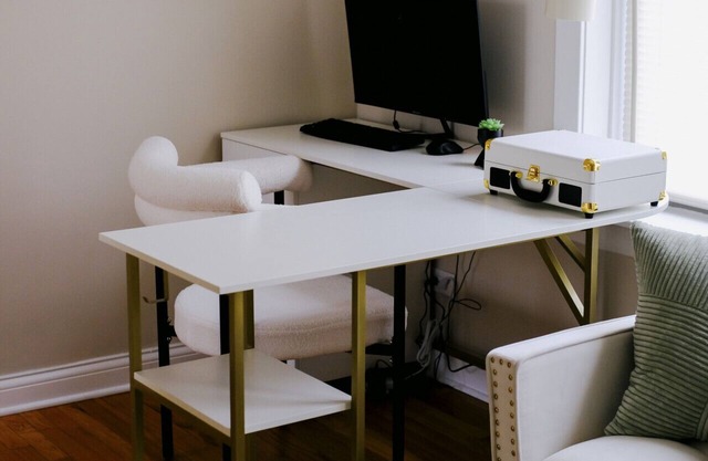 Chicago Chic: Cozy 1BR with Stylish Workspace