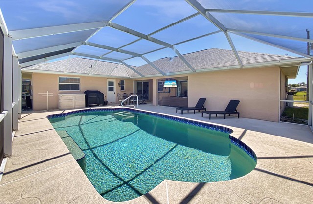 Sleeps 6, FULL refund*, heated pool