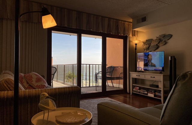 ★★★★★ Sleeps 6✓ Linens &Towels✓ Free Parking✓ Sunset View✓ Smart TVs✓ Pool ✓