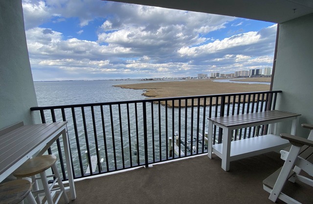 ★★★★★ Sleeps 6,Linens &Towels✓ Free Parking✓ Sunset View✓ Smart TVs✓ Pool ✓