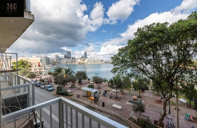 A comfy Seafront 1BR APT, in Tower Road in Sliema