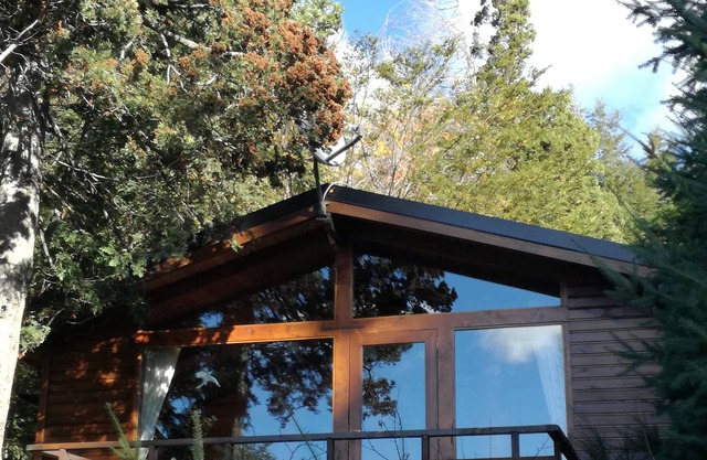 Casita de campo en el lago nahuel huapi.