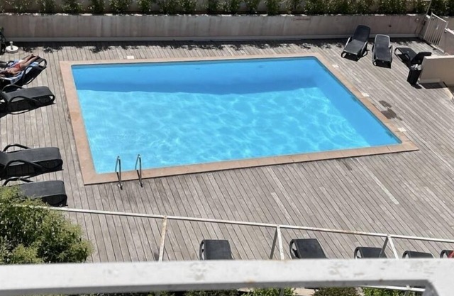Pequeño apartamento en residencia con parking y piscina, cerca de la playa.