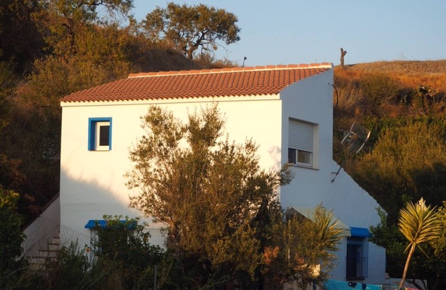 Pequeña casa con piscina en el olivar con vistas al mar
