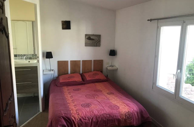 Pequeña casa con terraza en el centro de la ciudad.