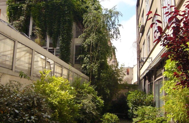 Pequeño estudio en el callejón verde privada en el corazón de París