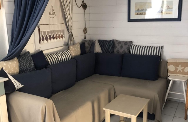 Small villa 2mn from the sea, fishing, (swimming pool )and family fun