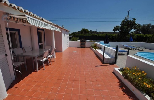 Pequeña villa de 3 dormitorios,2 baños,wifi,AC, piscina calentada a pedido.