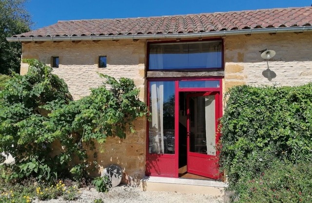 Small barn converted in a "vintage" style in a preserved setting