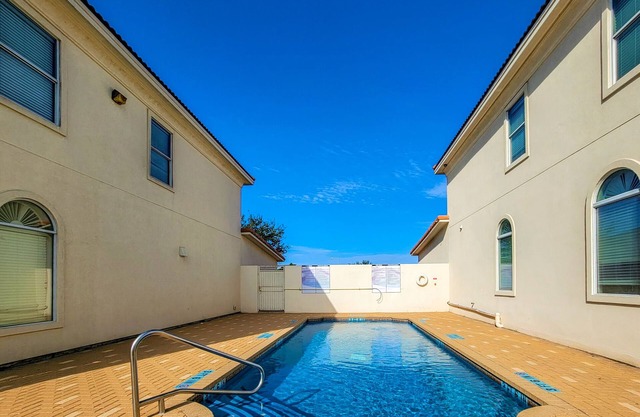 Nube Nueve Utopía. ¡Casa inteligente completa con piscina en la mejor ubicación de McAllen!