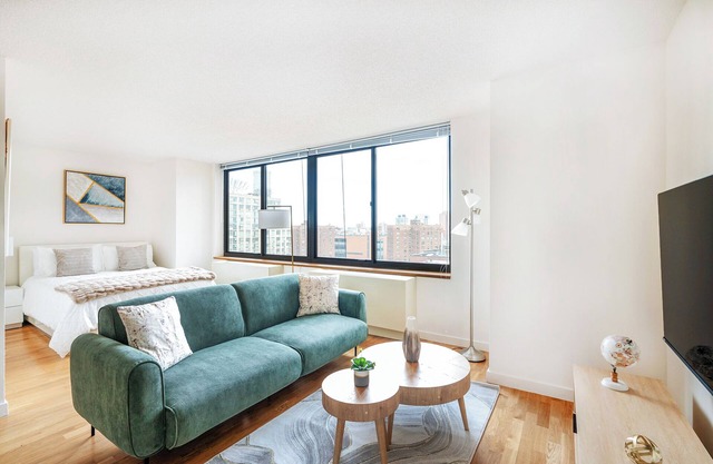 Smart UES Studio w/ Doorman, Gym and Pool #6180