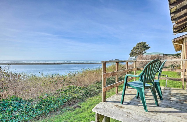 NUEVO-Oceanfront Smith River Cabin w / Deck & Views!