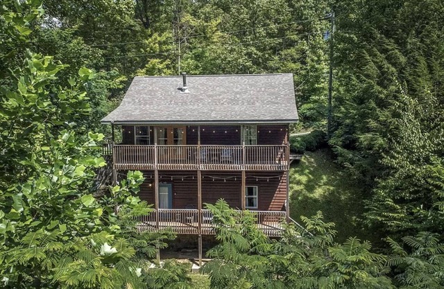 Smokey Mountain Retreat with hot tub and arcade games, sleeps 8!