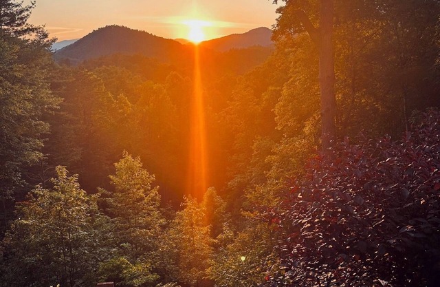 Smokey Top Retreat - Cozy cabin in the Great Smoky Mountains