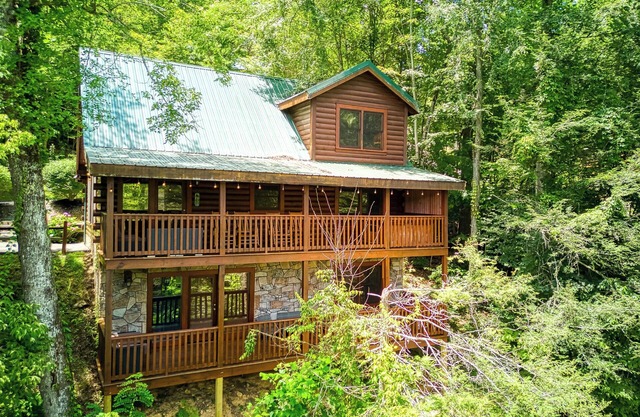 Smoky Mountain Escape,$1089 Free Attractions Tickets per paid day, Dollywood Inc