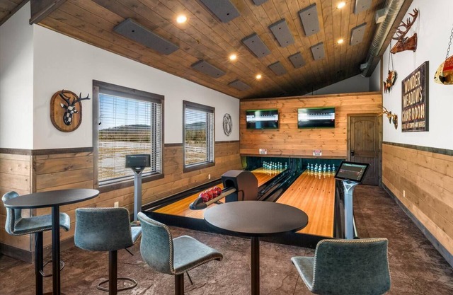 Smoky Mtn Views - Bowling, Indoor Pool, Theater