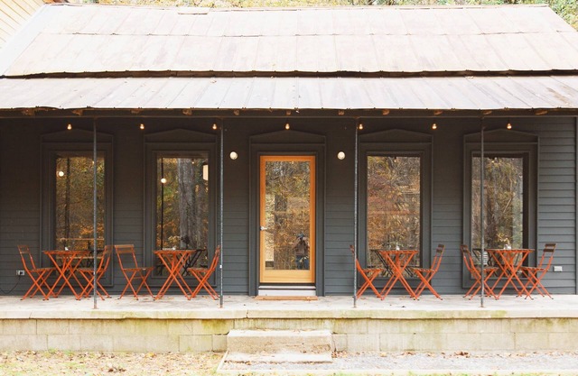 SNOW. A rustic paradise just 30 min from Nashville