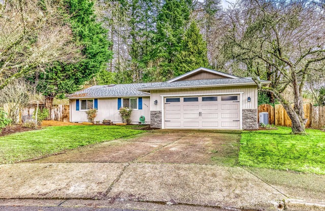 Snowbird-Friendly Home with Private Washer/Dryer, Fast WiFi, Yard, & A/C