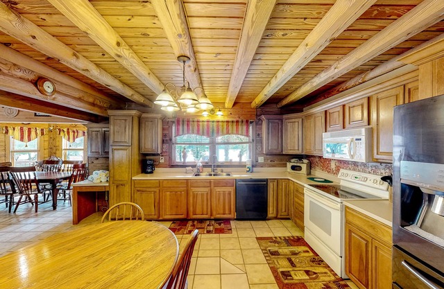 Snowbird-friendly house with lake view, fireplace, & W/D - dogs OK