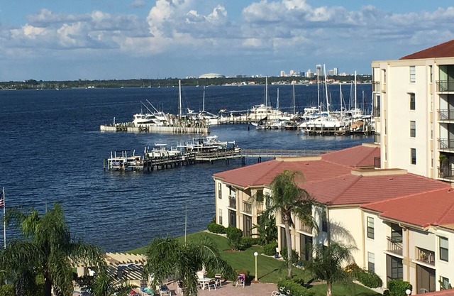 Disfruta del sol y de las vistas del agua de esta espaciosa escapada costera de Florida