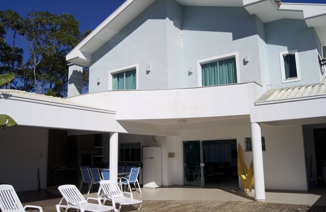 3 habitaciones, 2 baños, 1 aseo, 1 aseo