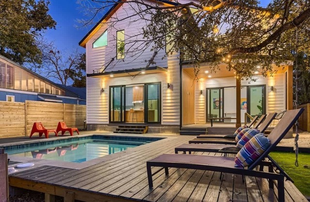 SOCO Modern New 5BR. Pool. 1 Block from Everything