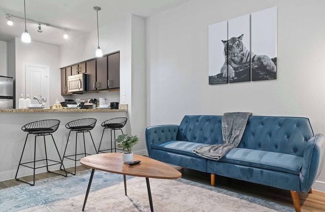 SOCO Urban Escape | Pool + Gym + Racquetball + Laundry + Pkg