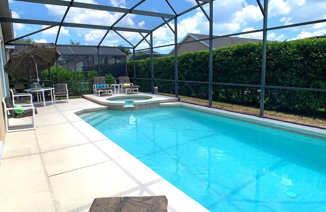 ¡La villa de lujo cerca de Disney tiene un factor sorpresa, piscina / spa sur, sala de juegos y más!