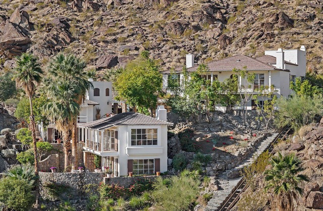 'Somerset Ranch' 6 BR, 28 acre hillside retreat