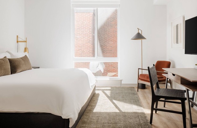 Sonder The Sloan | King Studio Apartment