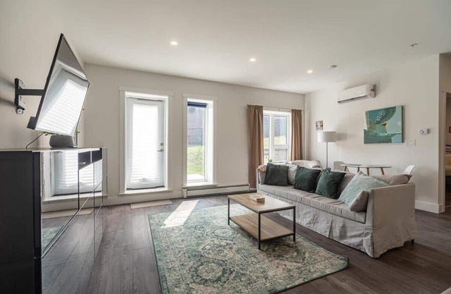 241 Sophisticated apt with AC