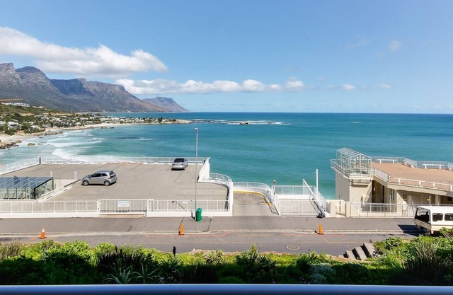 Sophisticated Clifton Apartment w/Sea Views (Dunmore Breeze)
