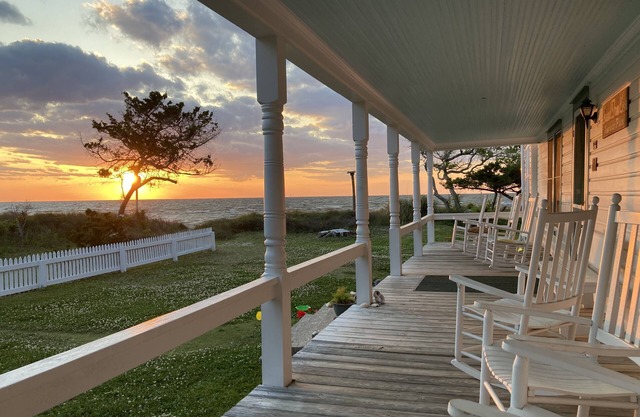 Disfrutar de puestas de sol en esta amplia antiguo situado junto a Pamlico Sound, completo con una playa.