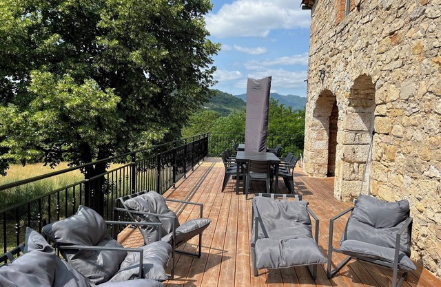 SOUTH ARDECHE Large house sleeps 22 near river in the middle of vineyards