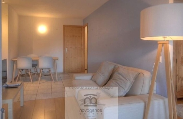 Estudio muy grande orientado al sur con balcón, que incluye 1 cama doble en un dormitorio semi separado, 1 baño.