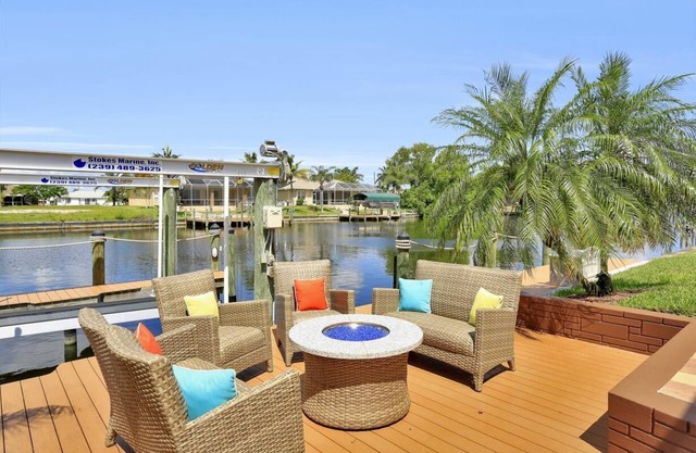 Villa Valinda con orientación sur, acceso de lujo directo al golfo con piscina y muelle