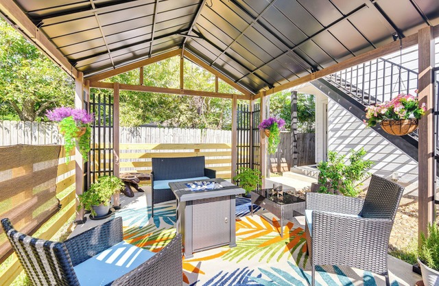 South Houston Townhome w/ Patio & Gas Grill!
