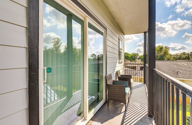 South Houston Townhome w/ Patio & Gas Grill!