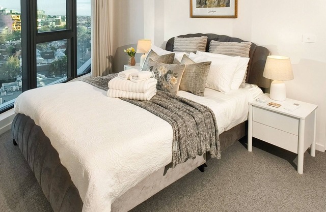 South Melbourne 3BR Amazing View Gym Sauna Kids Playroom Parking and sky pool!