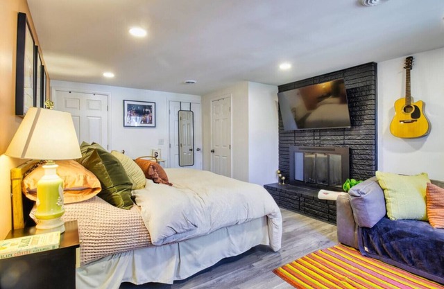 South Nashville Gem `Cozy Private Suite`!