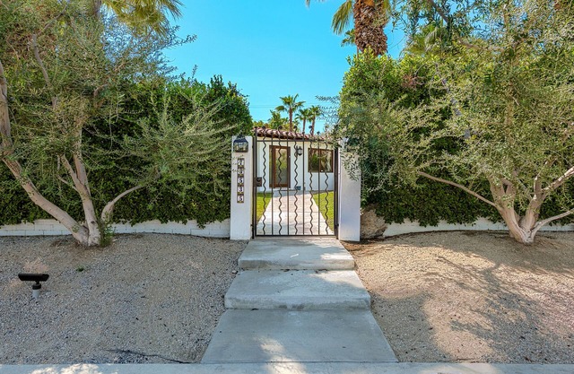 South Palm Desert / El Paseo- Una mini finca tranquila