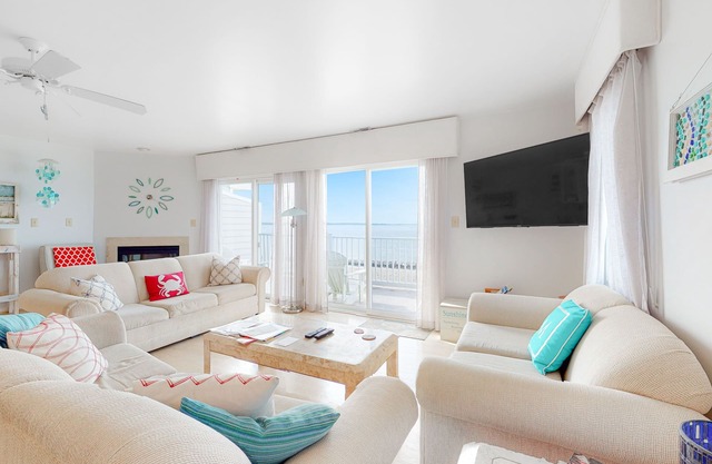 South Shore Marina townhouse on the water with on-site pool, AC & WiFi
