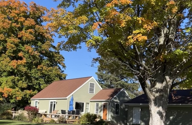 South St Bungalow~ Great outdoor space with large private deck and yard!