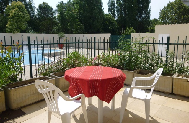 Apartamento con terraza sur con vista a la piscina de la residencia, estacionamiento, proximidad al mar