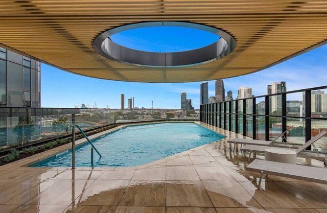 Southbank 1-Bed Resort with Study, Pool and Gym