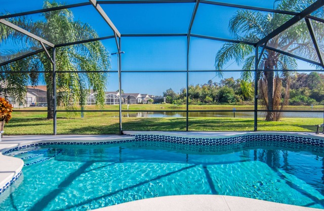 South EAST Facing Pool, LAKESIDE, 3 Br-2 Bath, 10 Min To Disney, MODERN.