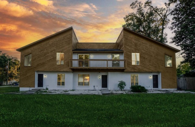Southern Moonlight - 2BR/2.5BA Suite with Balcony