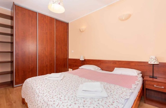 Apartamento Spacerowa 2/604 con dormitorio y balcón.
