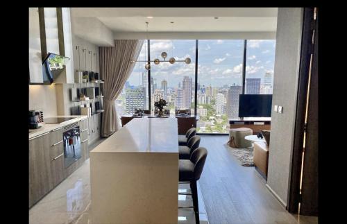 Spacious 115sqm Sleeps up to 6 Central Asoke Nana Close to MRT and BTS